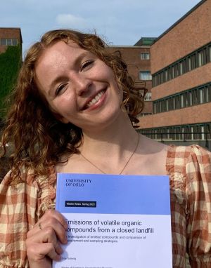 Bildet kan inneholde: smil, ansiktsuttrykk, lykke, brunt hår, blond.